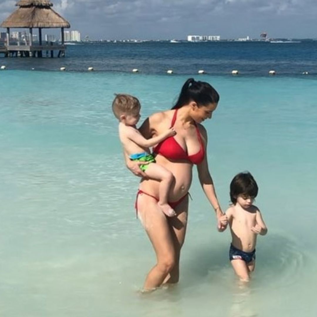 El chapuzón navideño de Pilar Rubio con sus 'dos hombrecitos y otro en camino'