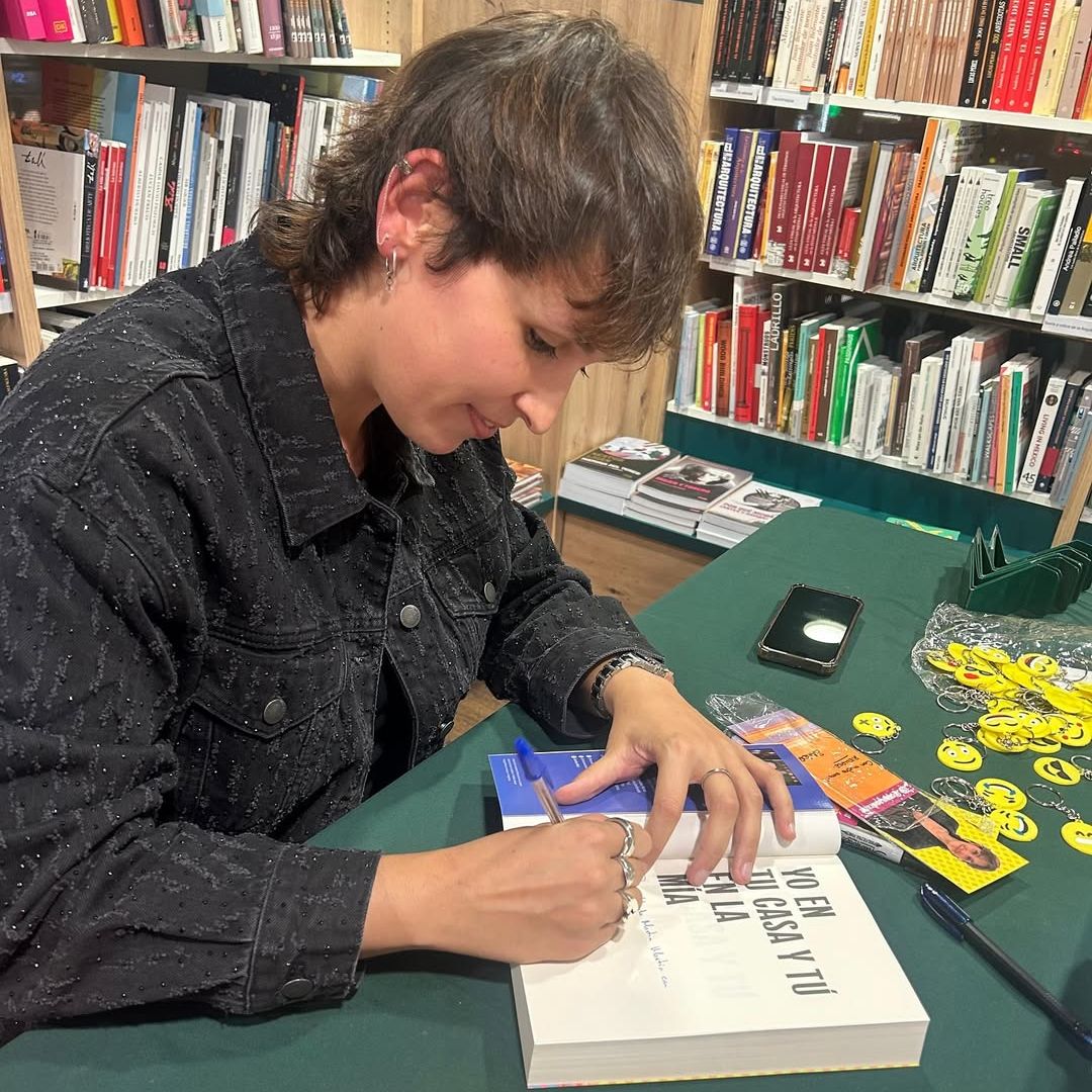 Sandra Miró, la escritora, firmando libros