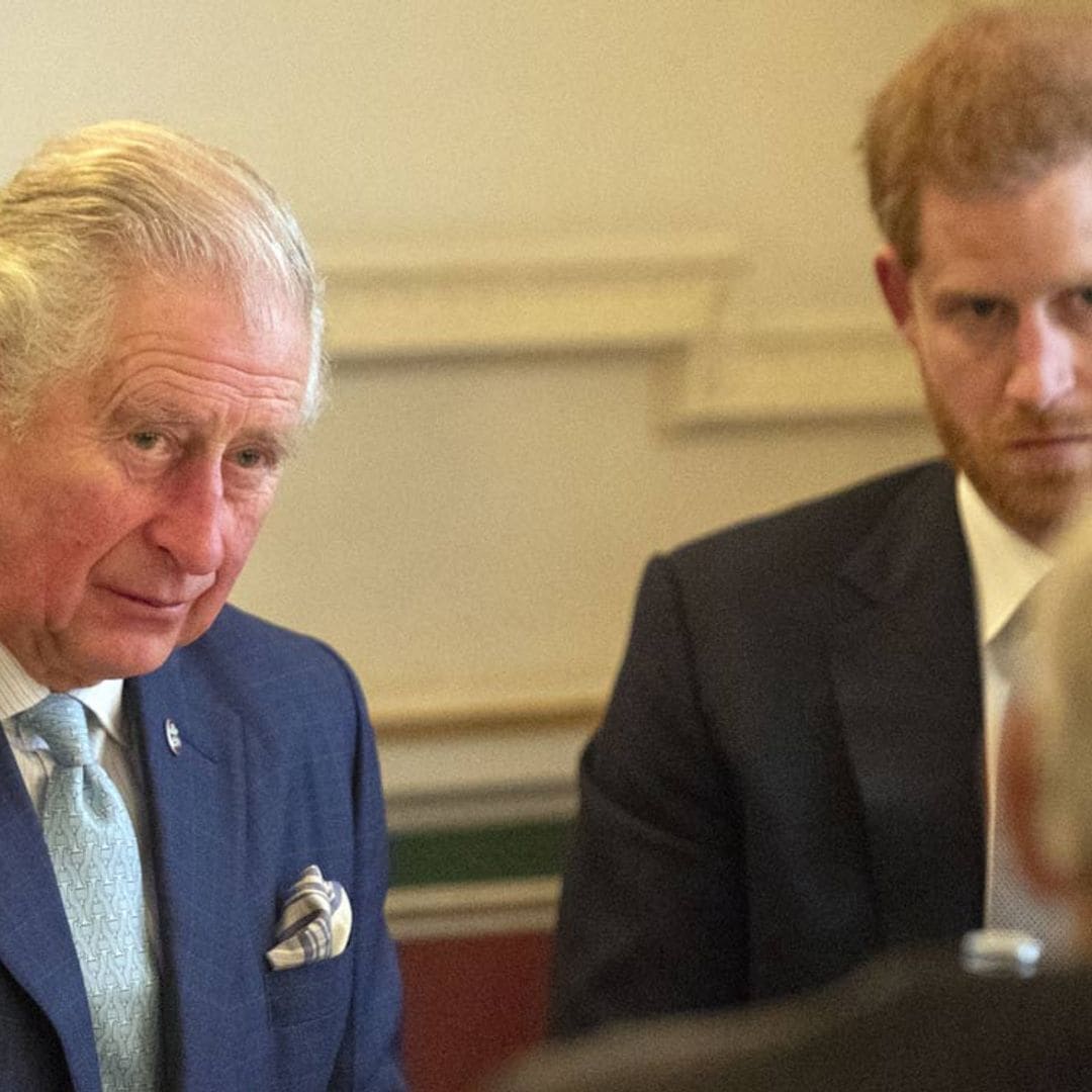 Carlos de Inglaterra tiende puentes con su hijo, el príncipe Harry, y elogia su trabajo