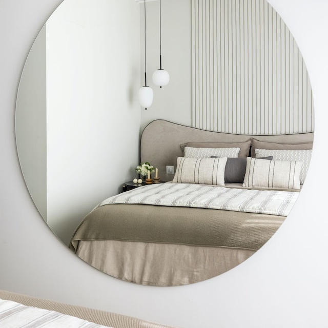 Dormitorio con cabecero curvo
