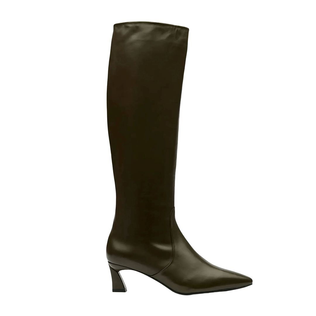Bota de piel negra (385 €), de Lotusse