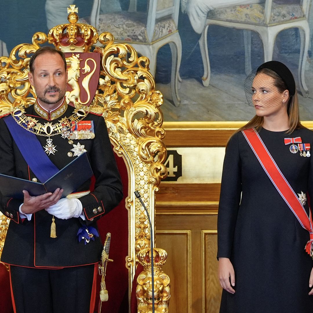 Haakon VIII jura como Rey ante el parlamento de Noruega con la princesa Ingrid a su lado, haciendo historia
