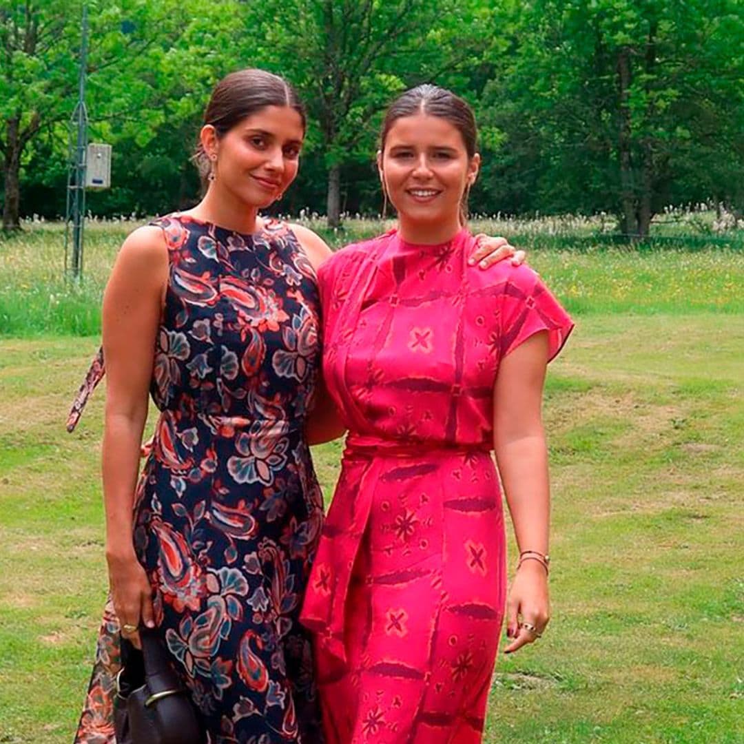 María García de Jaime y Tana Rivera triunfan con vestidos de invitada estampados en una boda en el norte