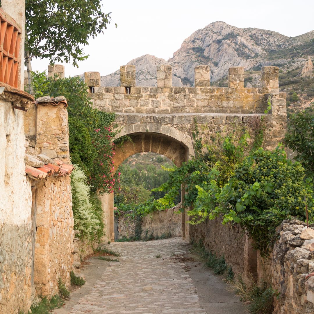 Puerta de la antigua muralla medieval de Las Cuevas de Cañart, Castellote, teruel