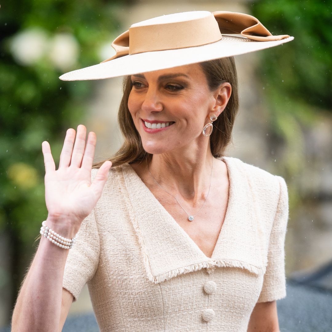 Kate Middleton revalida su título de la invitada más elegante con vestido de tweed y tocado de ala ancha en los Cotswolds