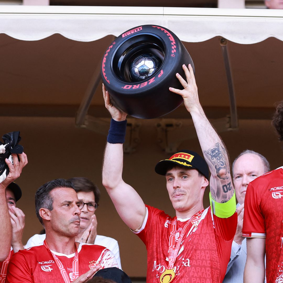 Las fotos de Louis Ducruet levantando la copa de la 'Racing Stars Football Cup' en Mónaco junto a Ronaldinho y Carlos Sainz Jr.