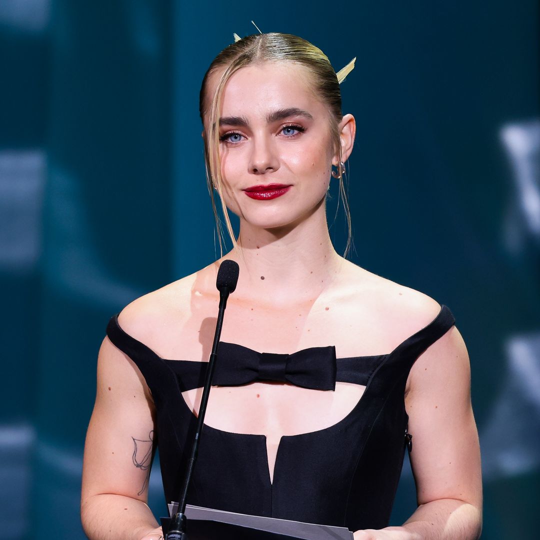 Clara Galle marca tendencia con su look 'oriental dramático' de maquillaje y moño pulido