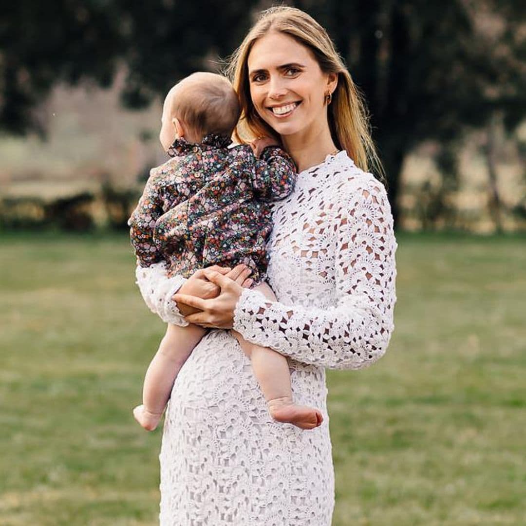 Lucía Bárcena, embarazada de nuevo, posa con su hija Filipa