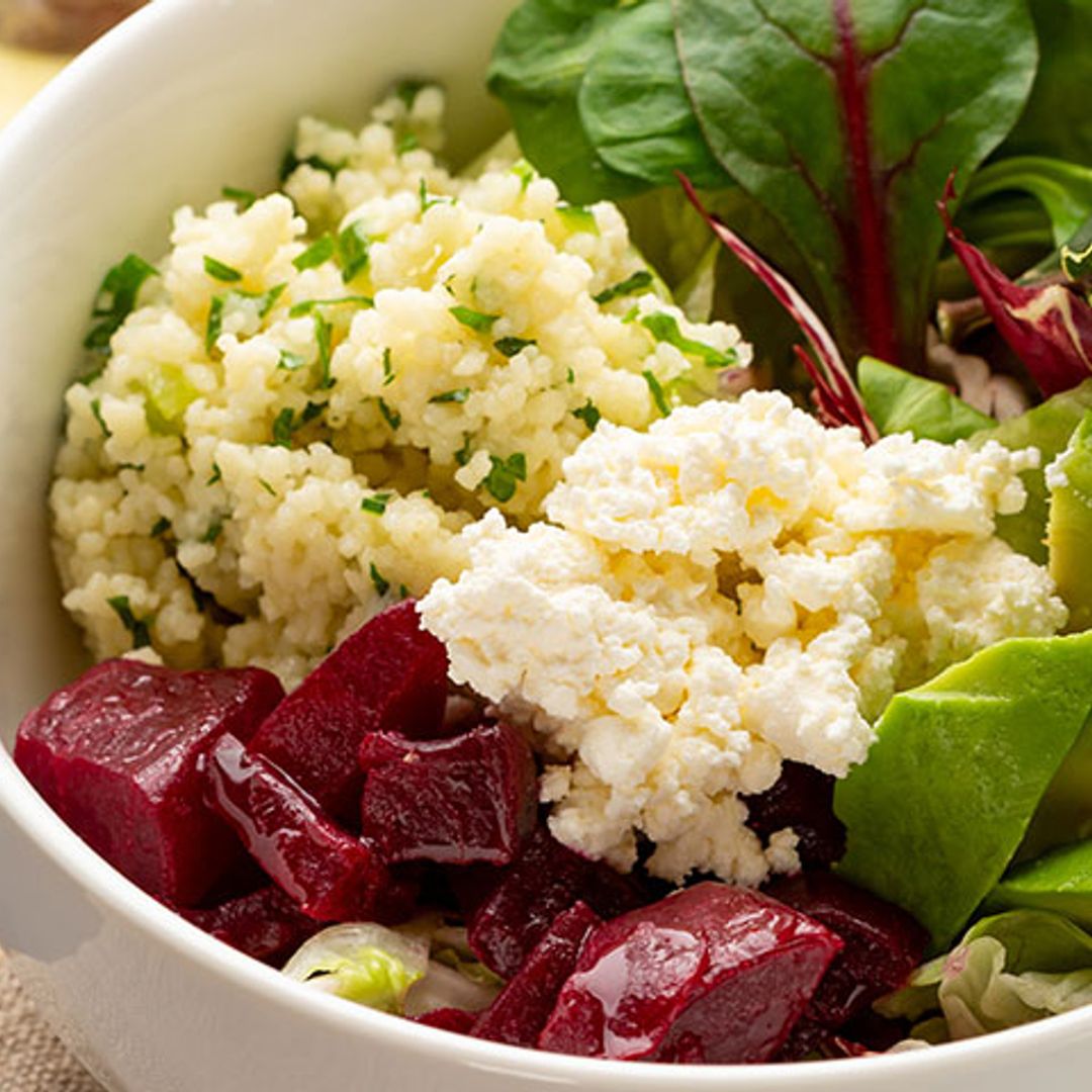 Ensalada de tabulé, aguacate, remolacha y 'ricotta'