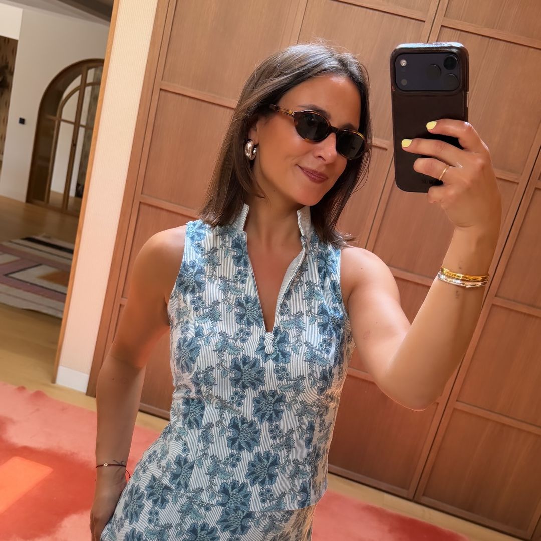 María Pombo y sus hermanas se coordinan en el bautizo de su hija Mariana: plisados, estampados bohemios y bordados metalizados