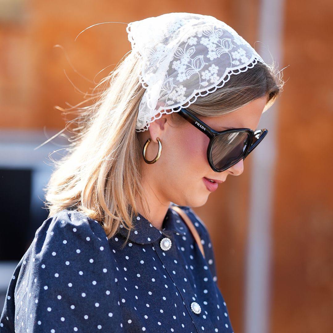 Mujer rubia con pañuelo de encaje en la cabeza y gafas de sol