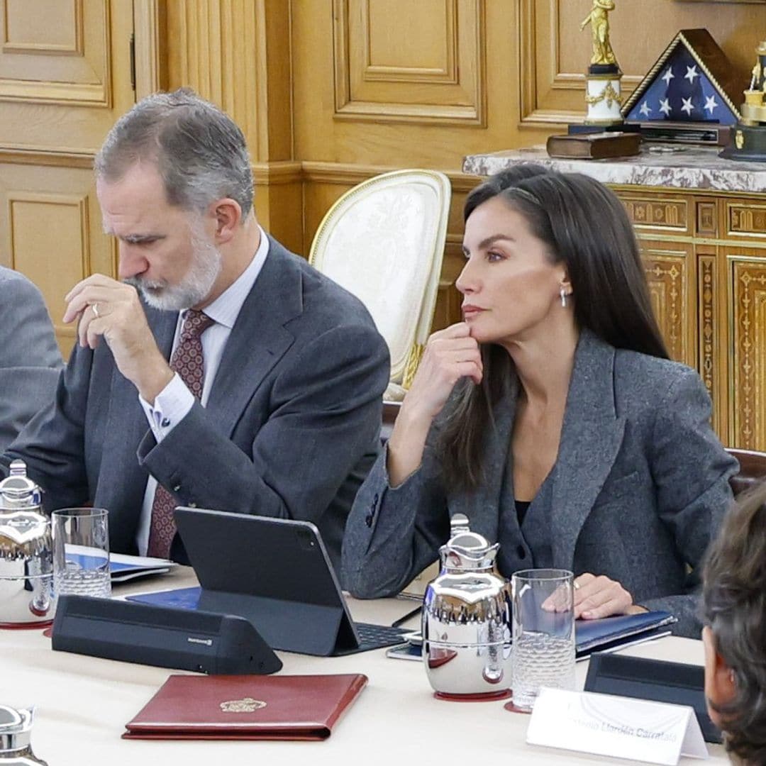 La reina Letizia recupera su look preferido: el traje de Mango que le hemos visto cuatro veces en un año