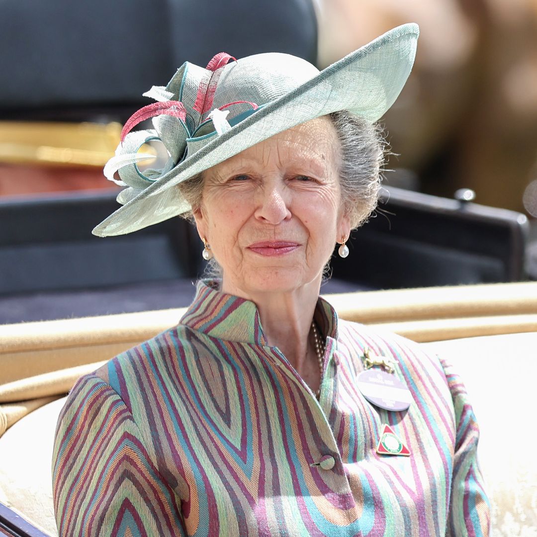Las estrictas órdenes de la princesa Ana a sus hijos, Zara Tindall y Peter Phillips, en el balcón real durante el Trooping the Colour 2026