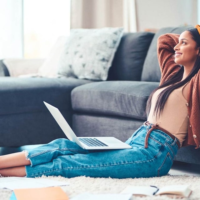 istock chica sofa