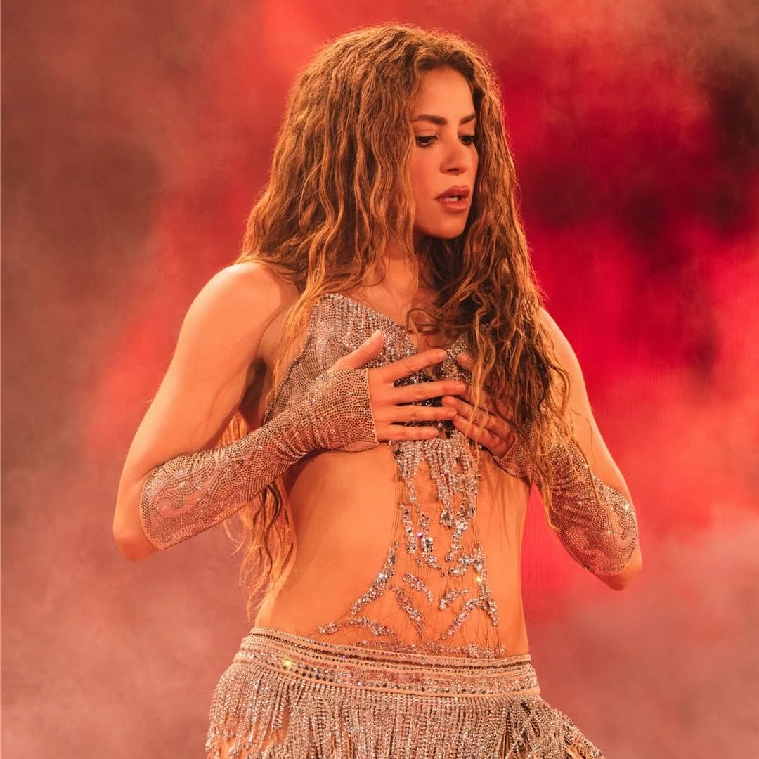 Shakira colaboró con Etro y Swarovski para su look
