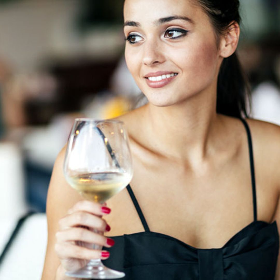 Este sencillo gesto te hará quedar como una perfecta ‘wine lover’