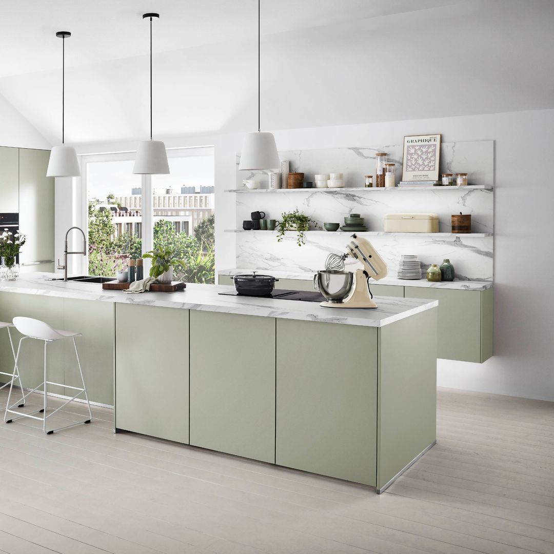 ¡Lo más 'in' es dejarlo todo a la vista! Se llevan las cocinas con muebles abiertos