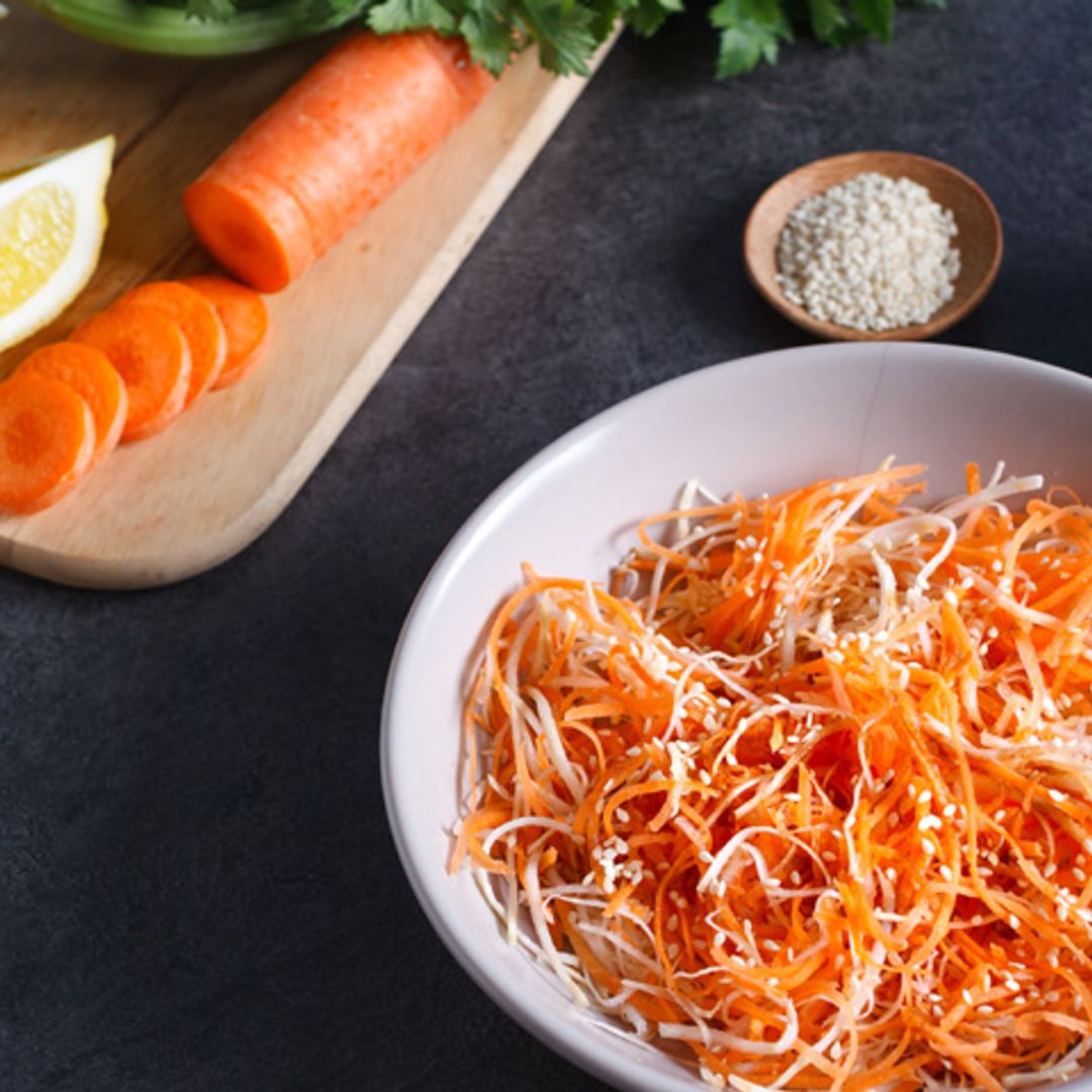 Espaguetis picantes de zanahoria y apionabo con semillas de sésamo y limón