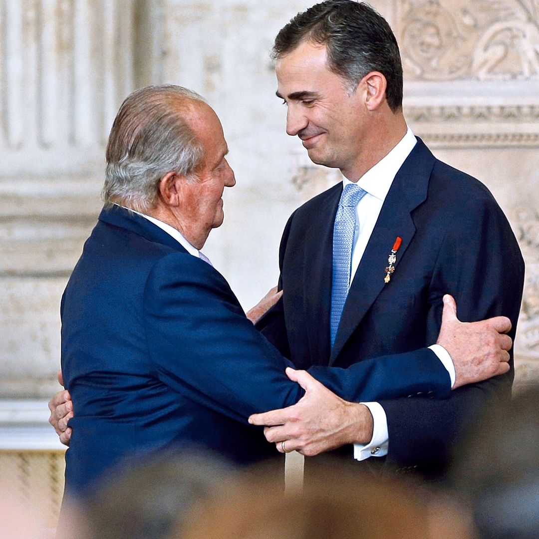 Una imagen cargada de simbolismo entre el monarca y su hijo, el Rey Felipe VI (hasta ese momento, príncipe de Asturias), del 18 de junio de 2014, tras la solemne ceremonia de abdicación de don Juan Carlos