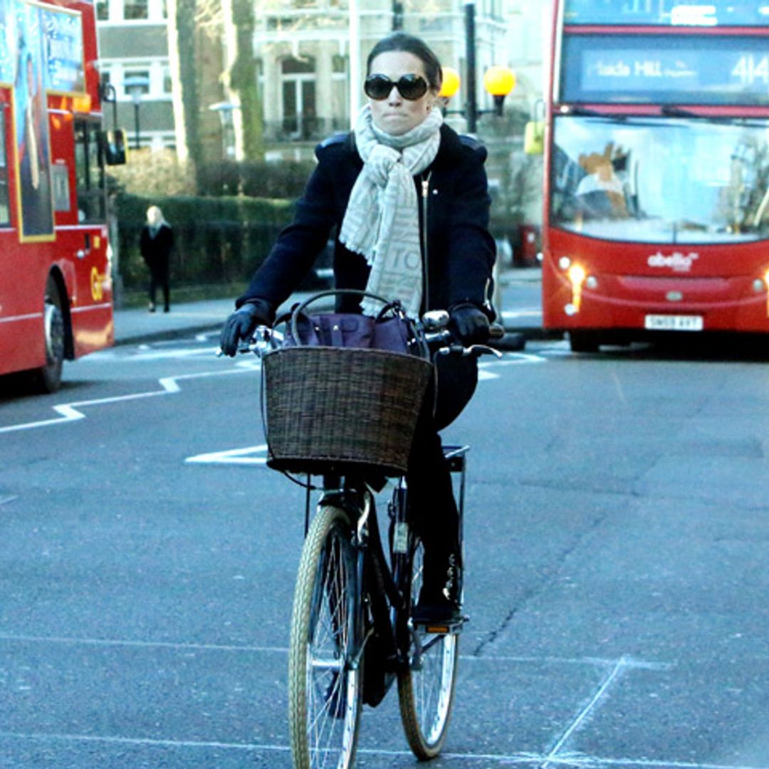 Pippa Middleton desafía al frío londinense con su bicicleta