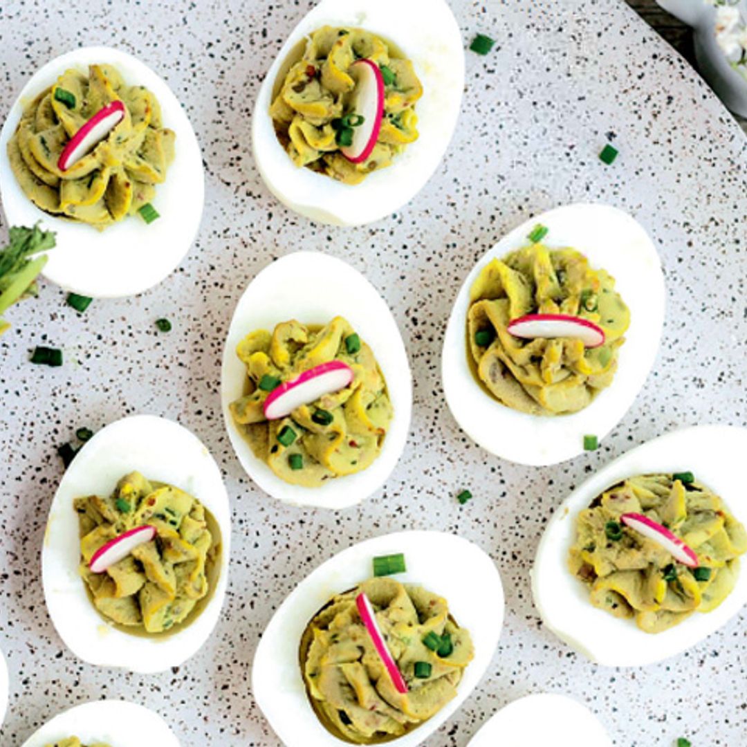 Huevos rellenos de guacamole picante