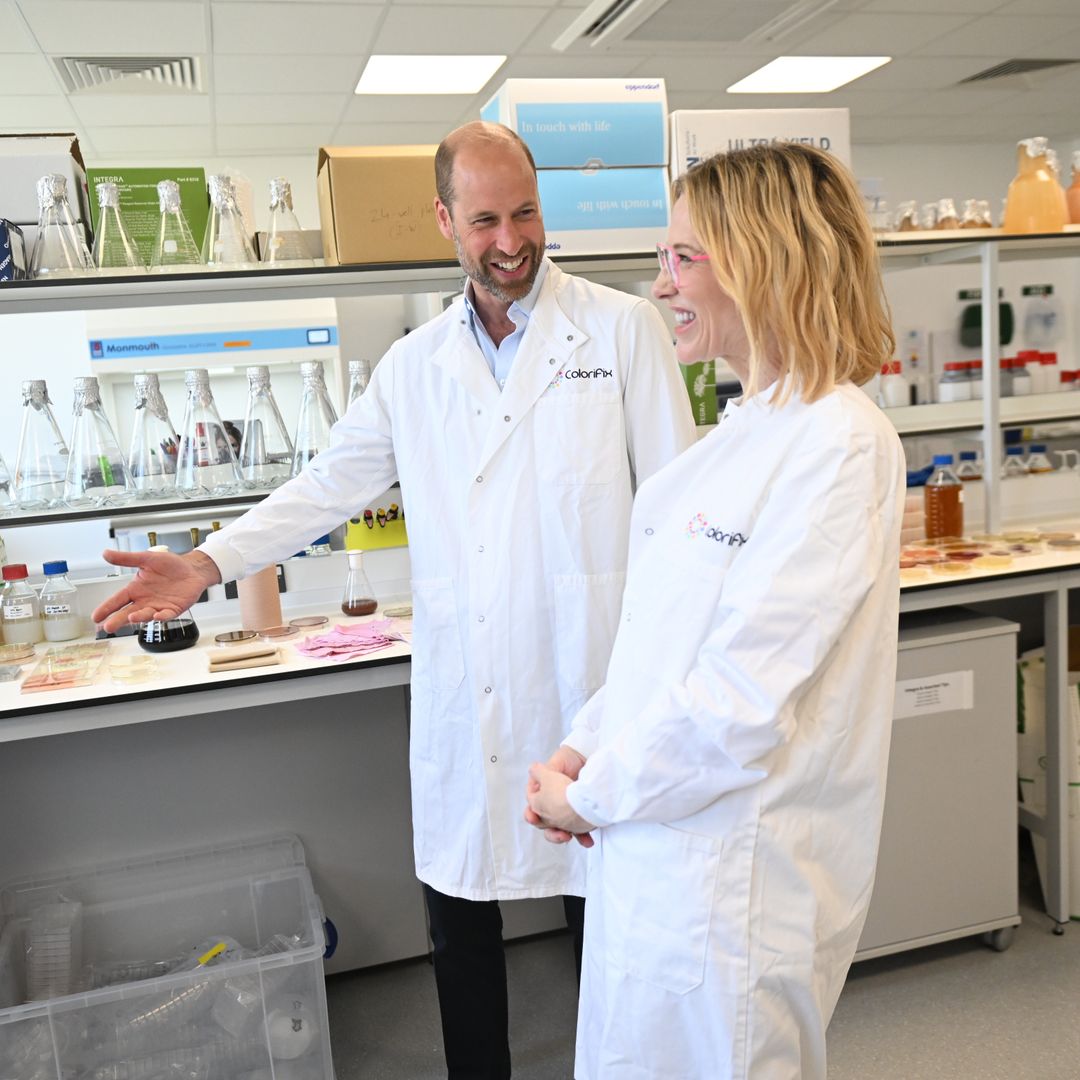 ¿Qué hace el príncipe de Guillermo con Cate Blanchett en bata y en un laboratorio?