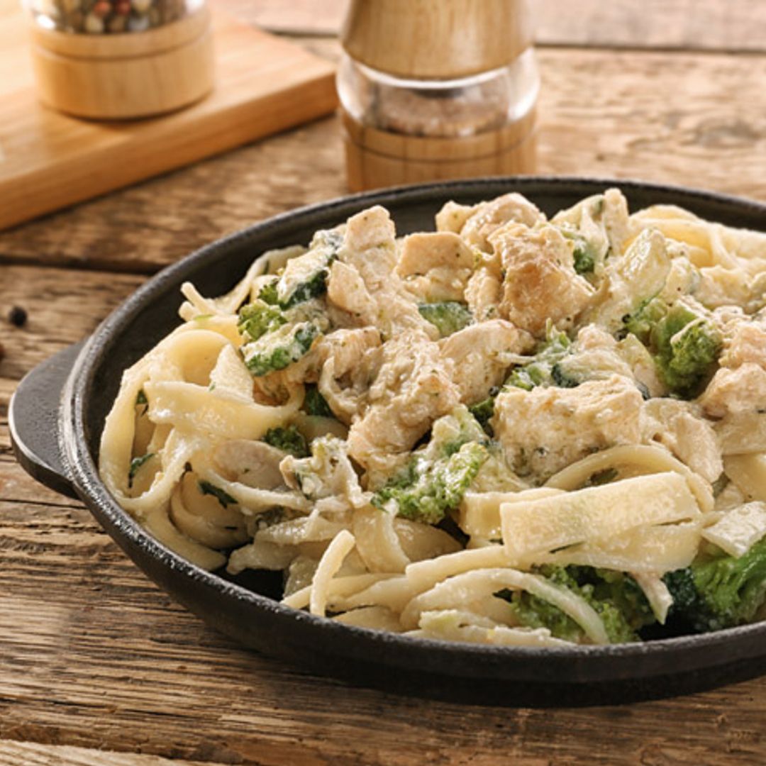 Pasta con dados de pavo y brócoli