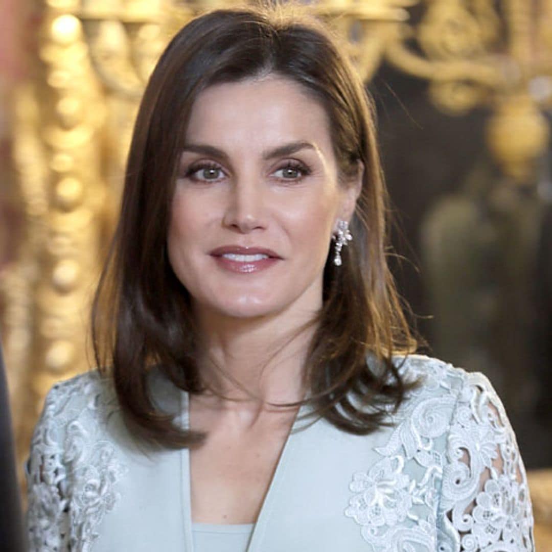 La Reina reinventa, con su tercer par de zapatos, el look de la comunión de la infanta Sofía