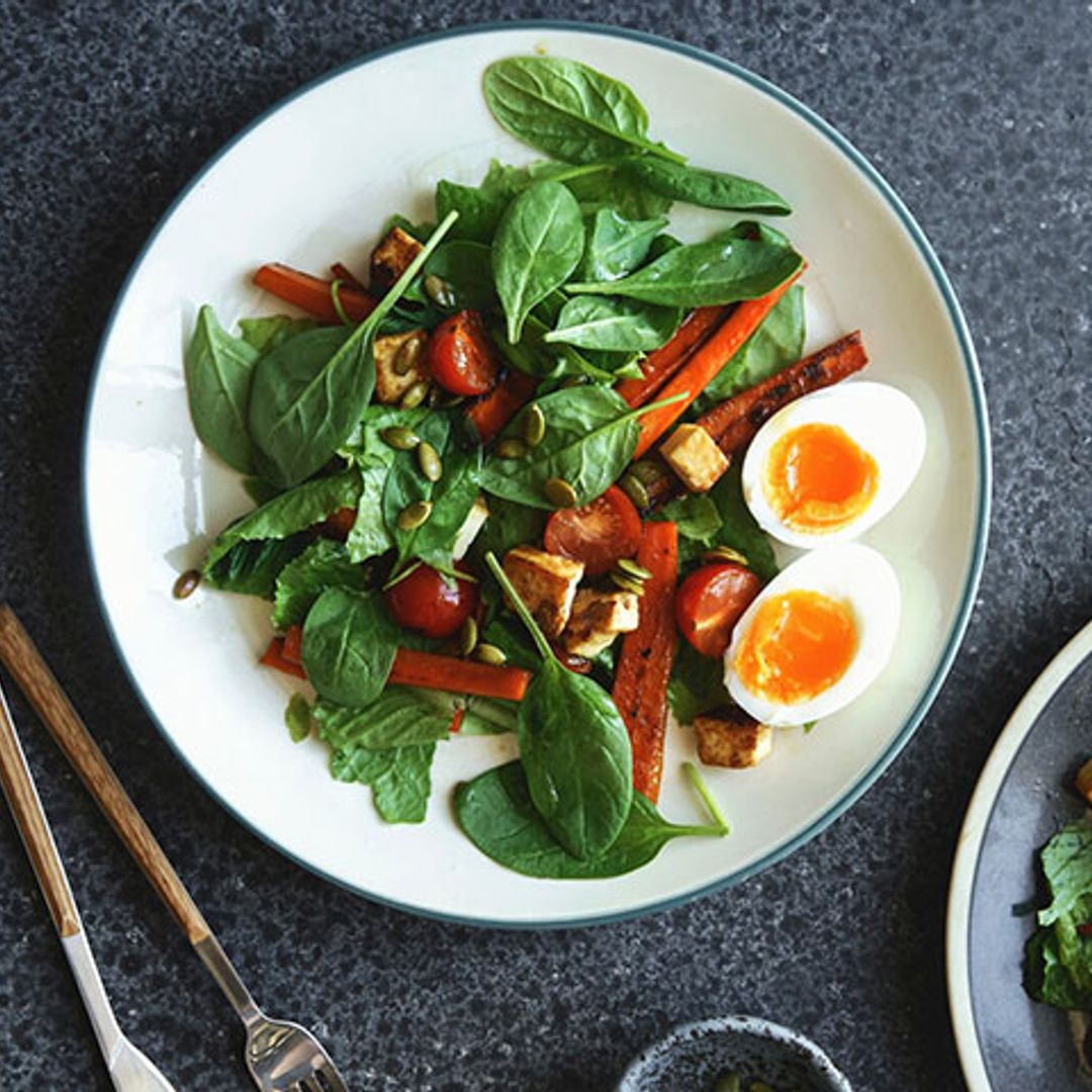 Ensalada de zanahoria a la plancha, huevo, tofu y espinacas