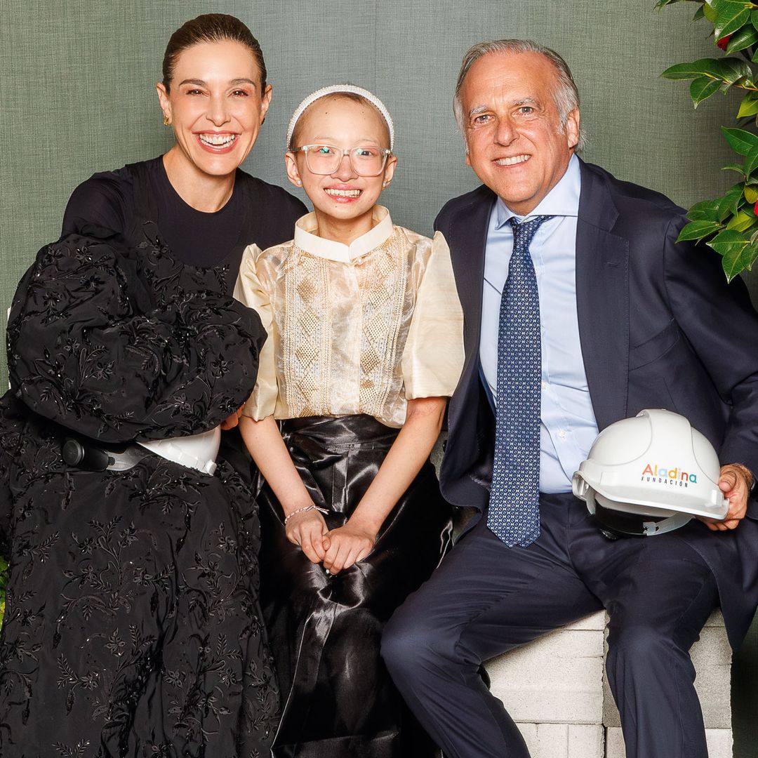 La presentadora y el cineasta junto a Chrischelle, la protagonista de la noche