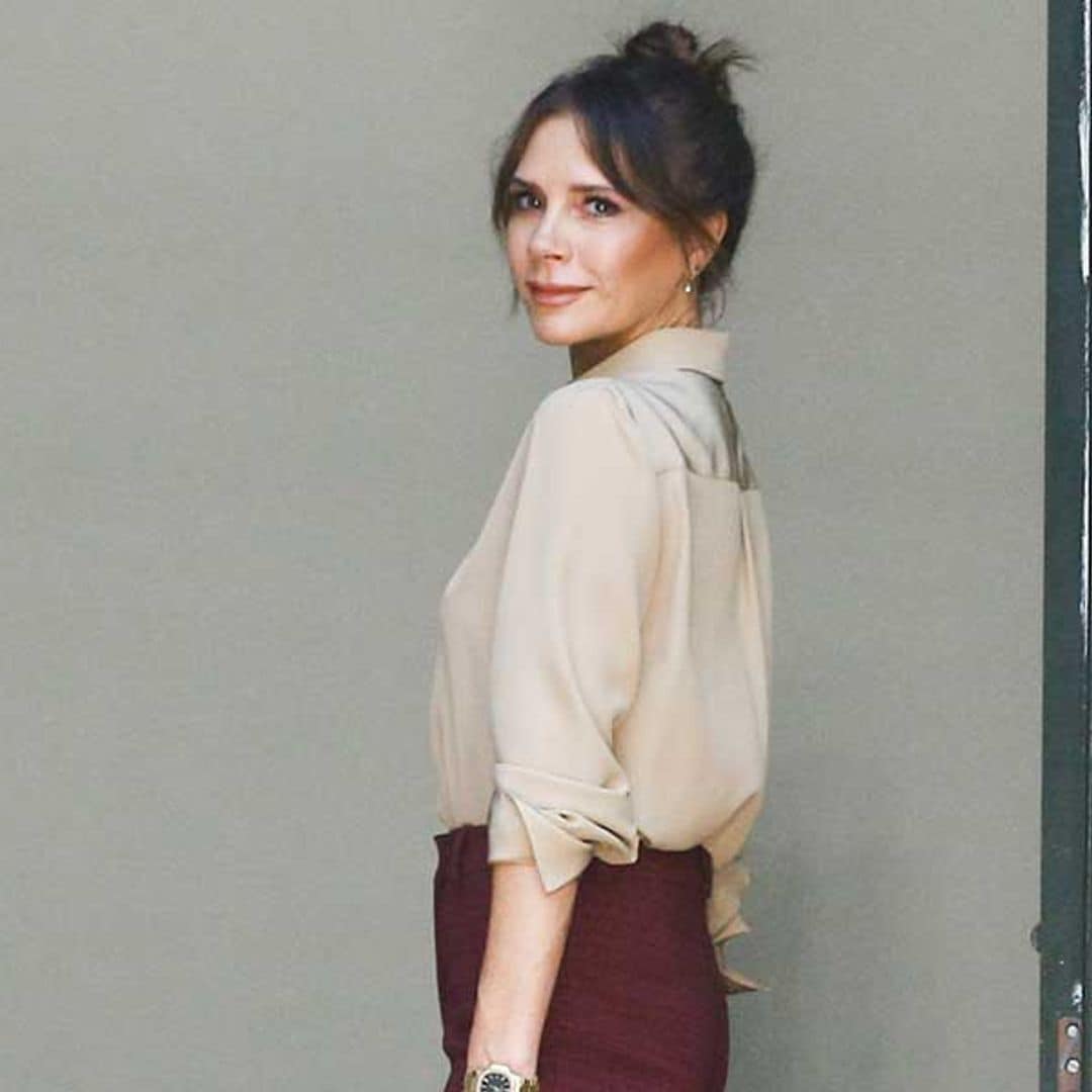 Si tú también tienes un abrigo clásico en el armario, ficha cómo lo lleva Victoria Beckham en su look