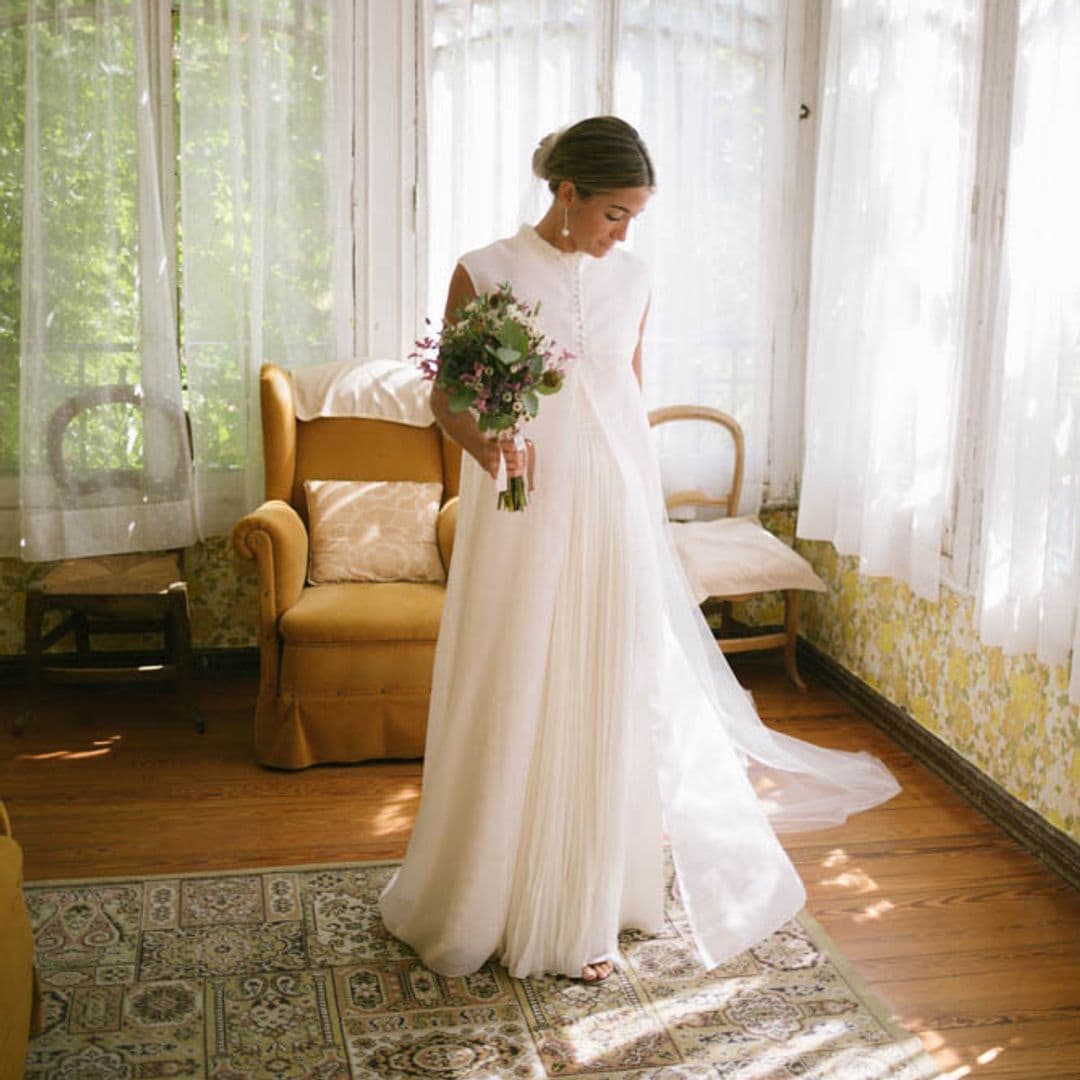 María, la novia del vestido plisado con chaleco desmontable que celebró su íntima boda en Puente la Reina
