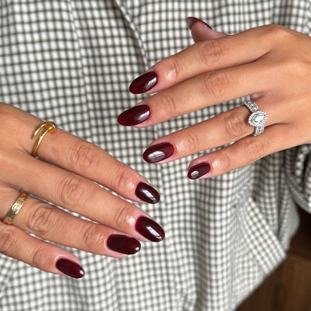 12 colores de uñas cálidos y fáciles de combinar: del burdeos al rojo teja