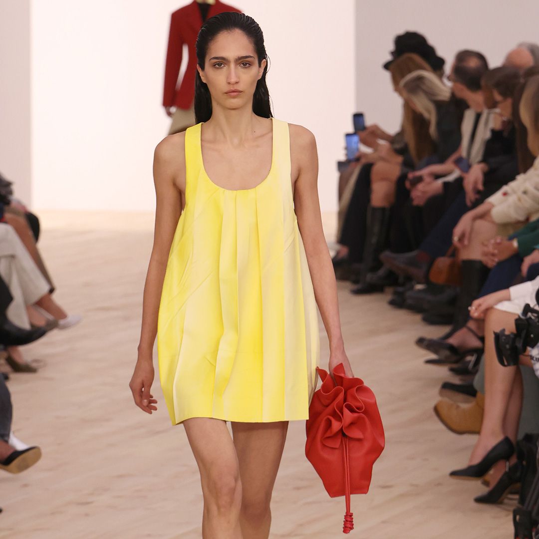 Loewe celebra sus raíces españolas en París con un desfile repleto de color que inaugura una nueva era