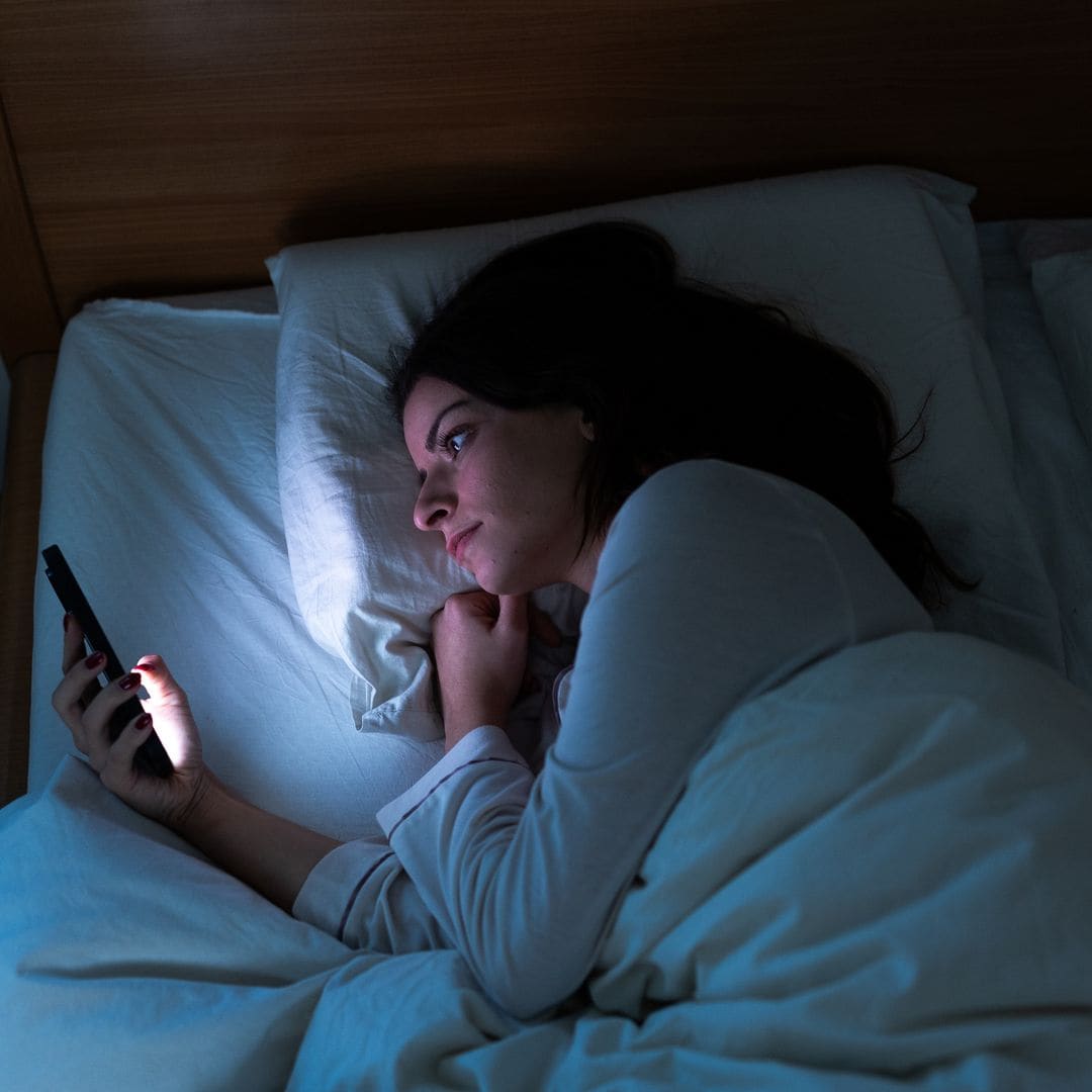Qué significa revisar siempre el móvil antes de dormir, según la psicología