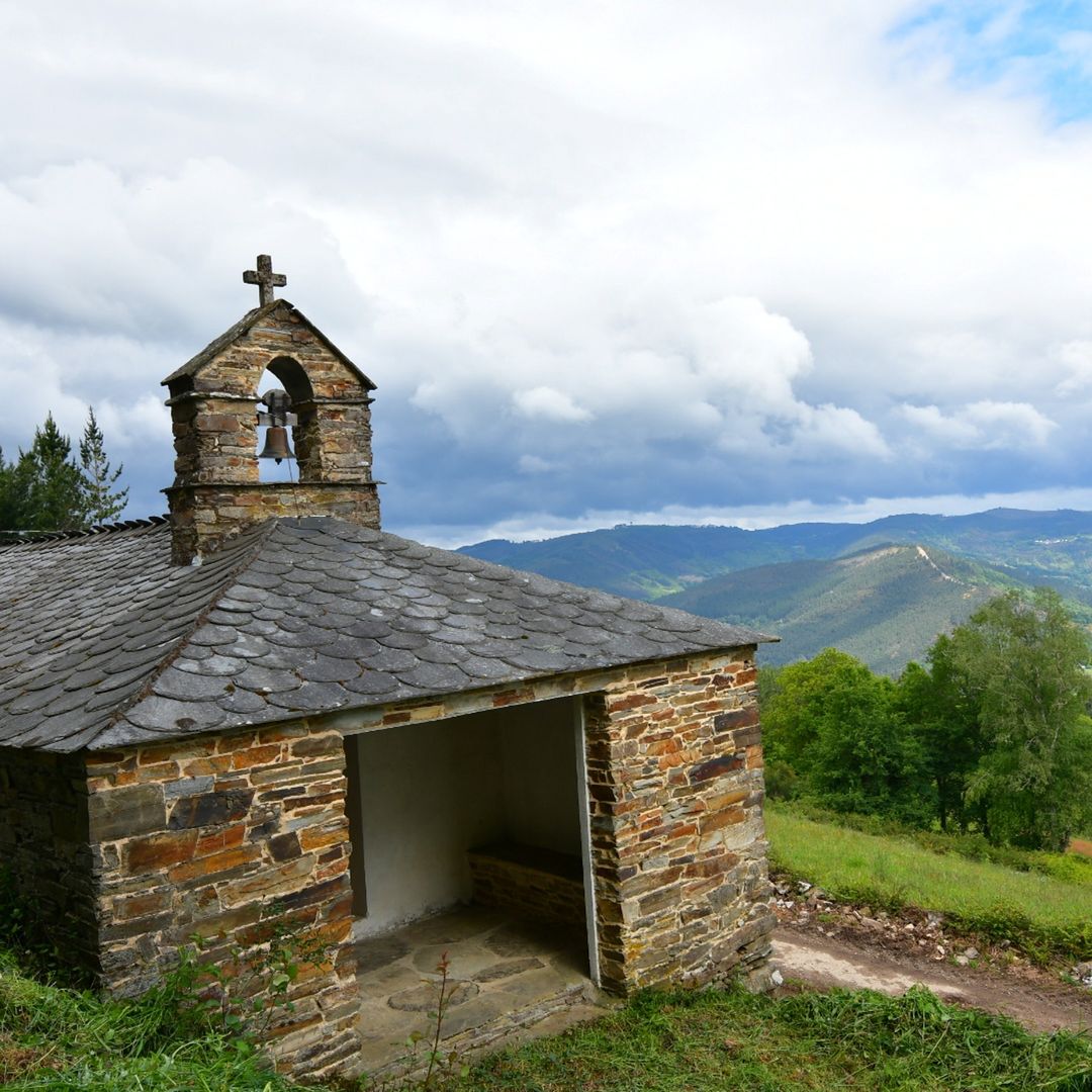 Desde la capilla de San Isidro de Vilardongo se admiran unas vistas espectaculares, A Fonsagrada, Lugo, Galicia