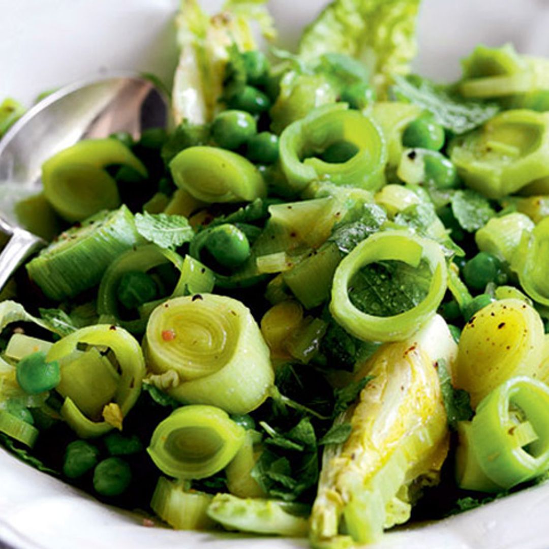 Guarnición de puerros con guisantes y cogollos