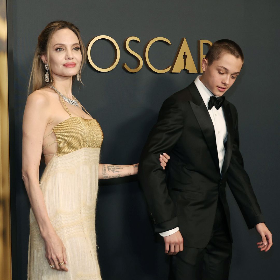Plano medio de Angelina Jolie y su hijo Knox posando en los Governors Awards 2024