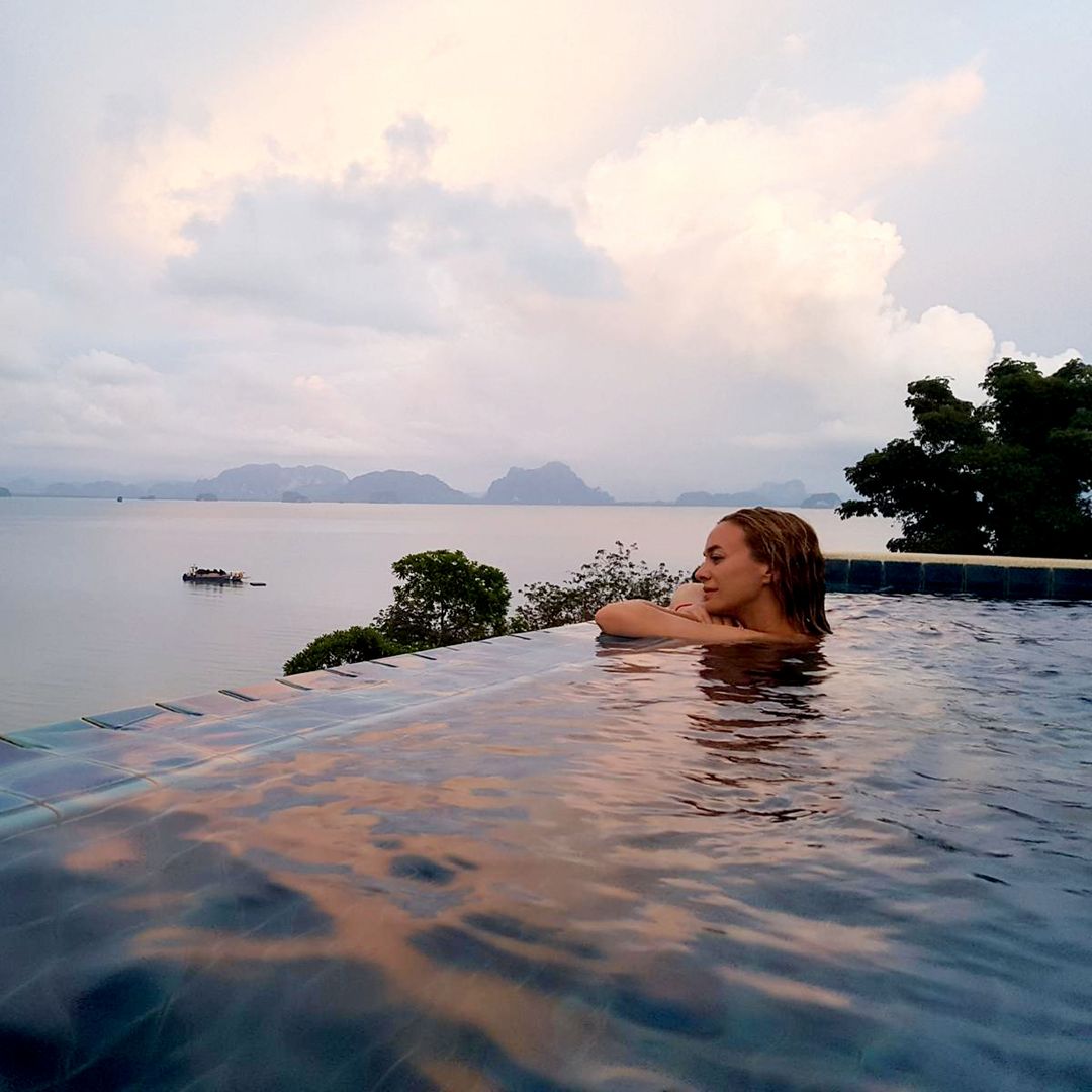 Marta Hazas metida en un piscina infinita 