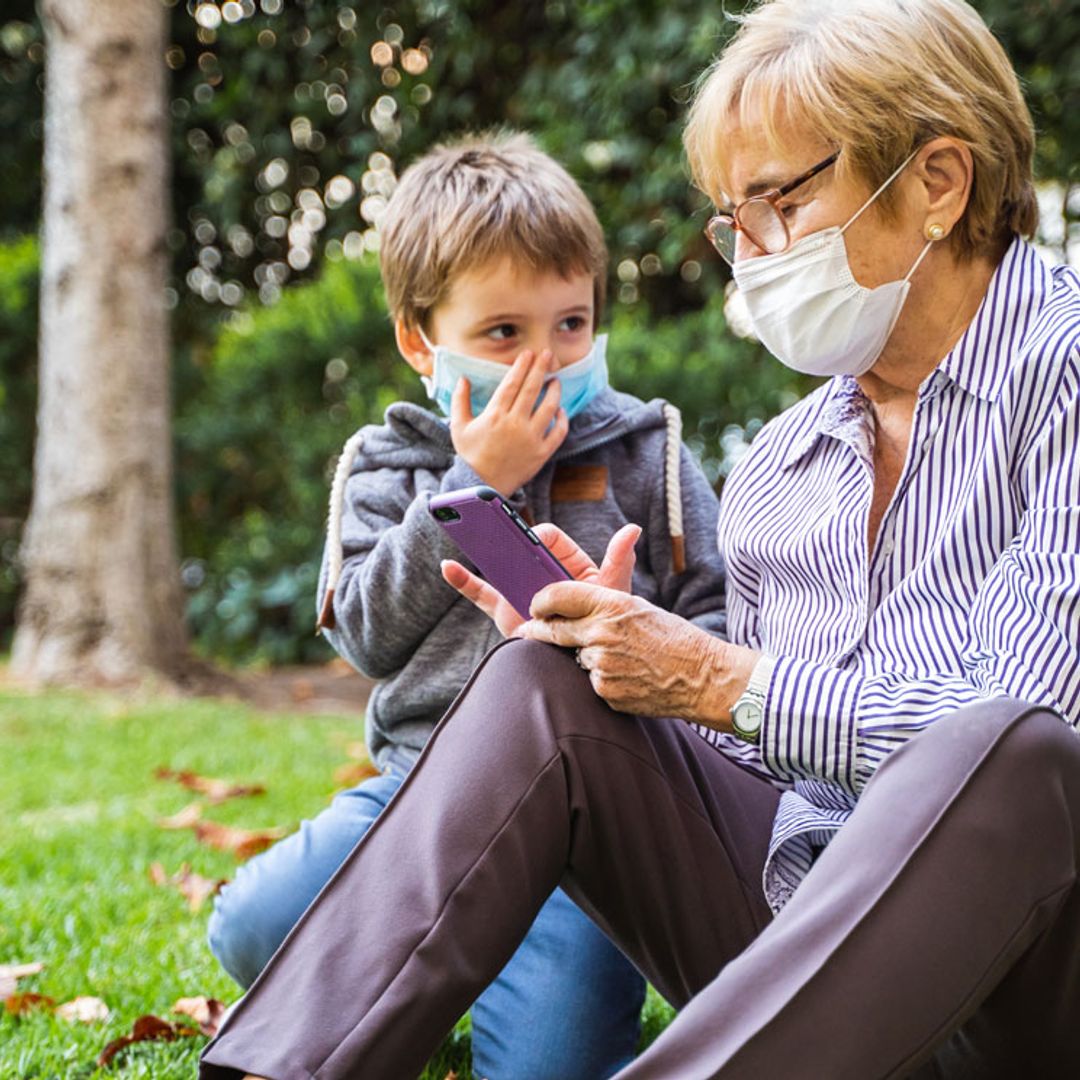 Cómo deben ser las visitas a familiares mayores para no exponerles al coronavirus