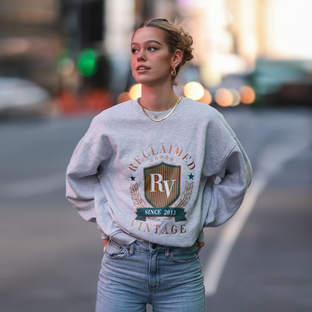 ¿Eres bajita? Los trucos que hemos aprendido de Zara para que el vaquero de tiro bajo favorezca más