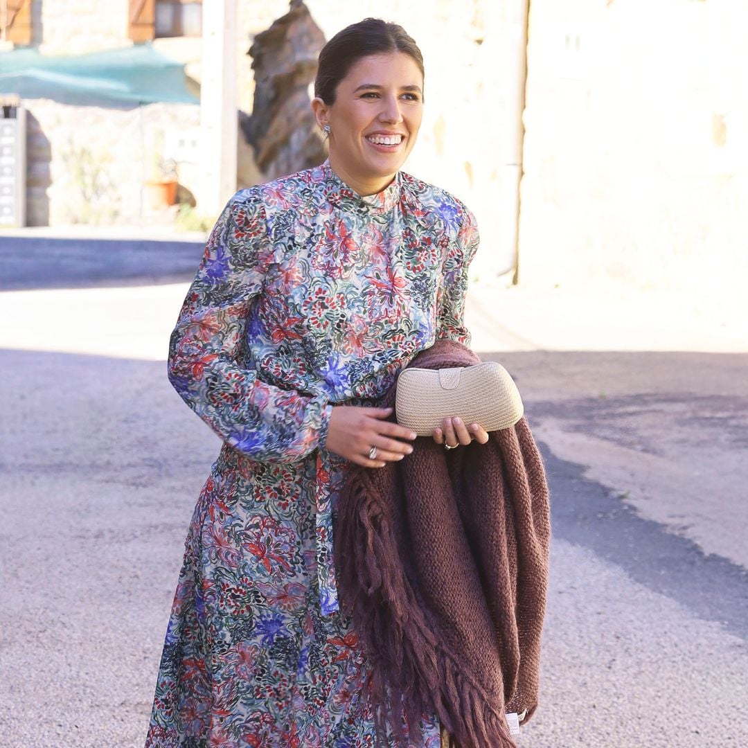 Un chaleco afgano y pañuelo de seda: Teresa Urquijo revoluciona el estilo Balmoral como invitada en un bautizo