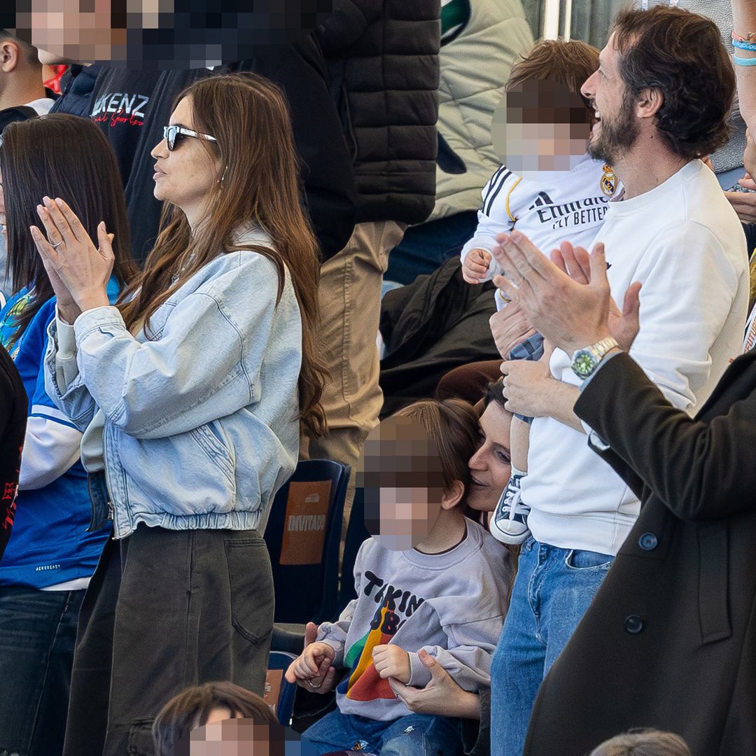 Sara Carbonero animando a Martín con su hermana y su cuñado