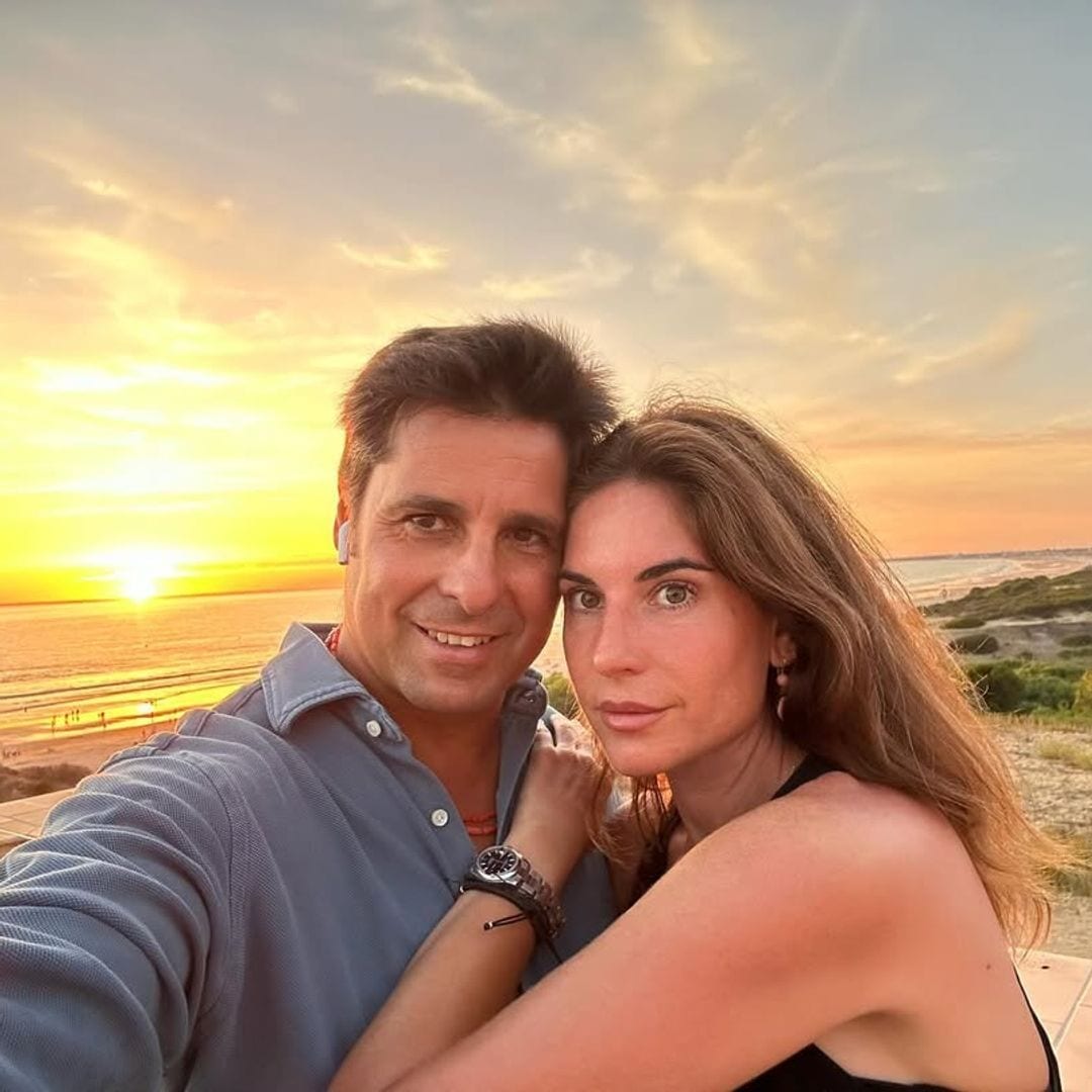 Lourdes Montes estrena bañador multicolor en su primer verano como madre de tres