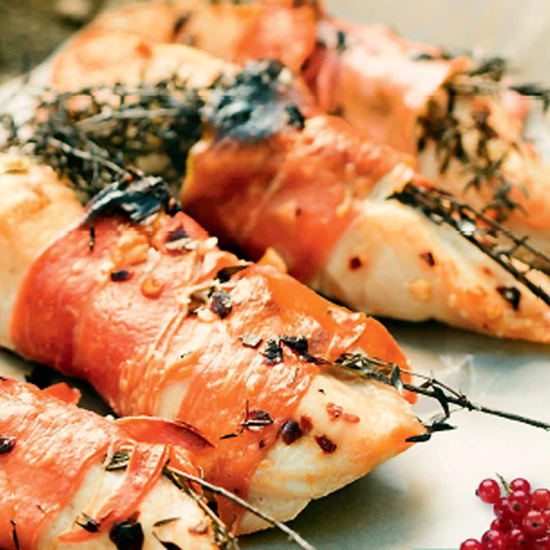 Pechugas de pollo con jamón serrano y grosellas