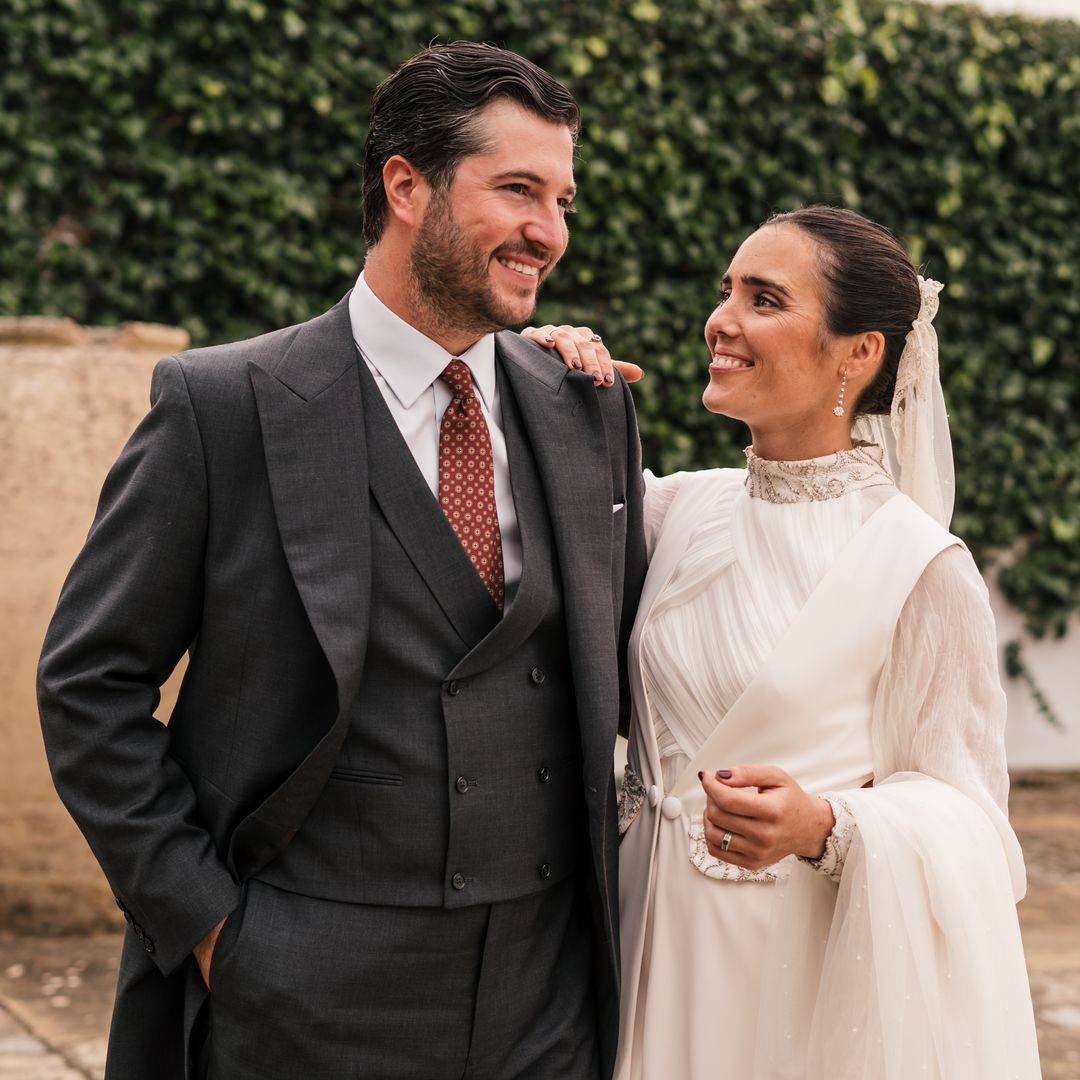 Beatriz, la novia andaluza que se casó con un vestido hecho con retales de los de su madre y su abuela y velo de Lorenzo Caprile