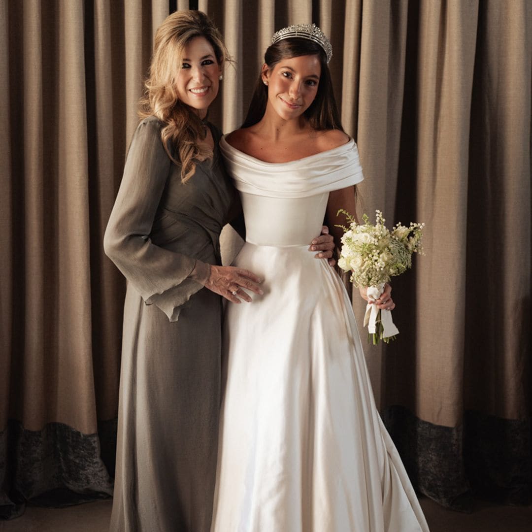 La invitada más elegante de esta boda en Salamanca fue la madre de la novia, con un vestido verde oliva y una gargantilla familiar