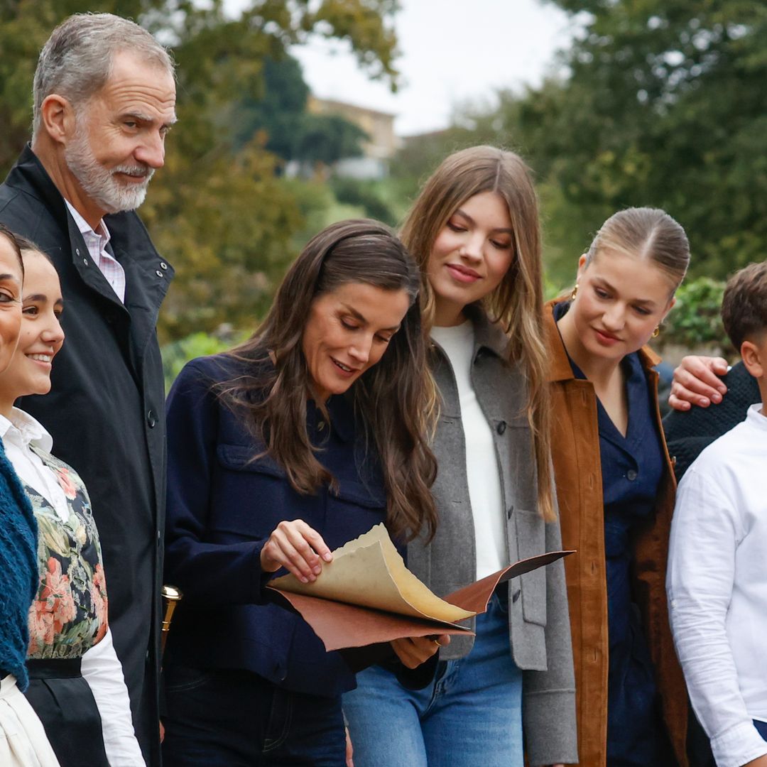 El rey Felipe la reina Letizia, junto a la princesa de Leonor y la infanta Sofía, durante su visita a Valdesoto (Siero), reconocido como Pueblo Ejemplar de Asturias en la 36ª edición de los premios, el sábado 25 de octubre de 2025 