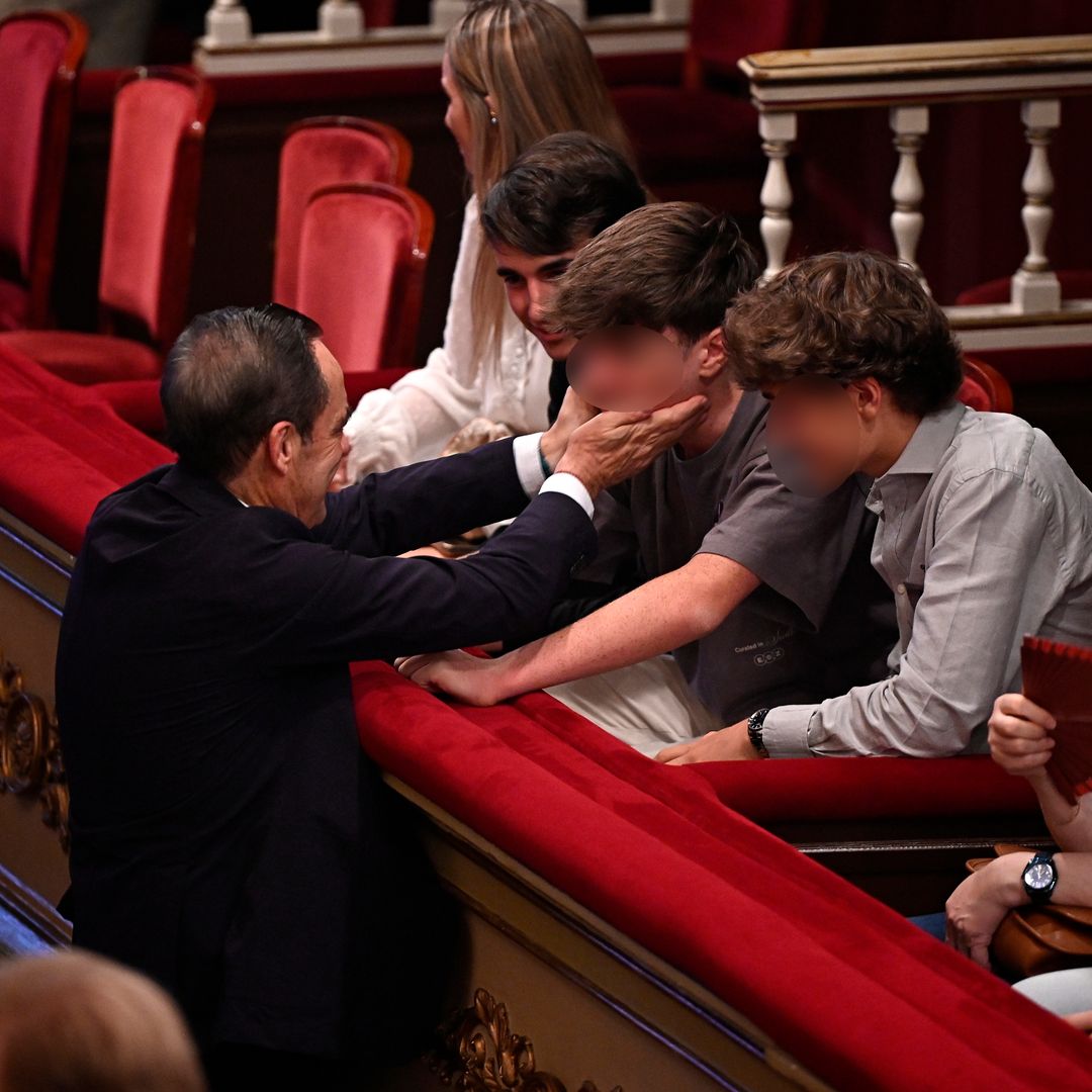 Manuela, Carlos y Jorge Martos con José Bono durante el concierto de Raphael en el Teatro de la Zarzuela, a 26 de junio de 2025, en Madrid (España)
26/6/2025