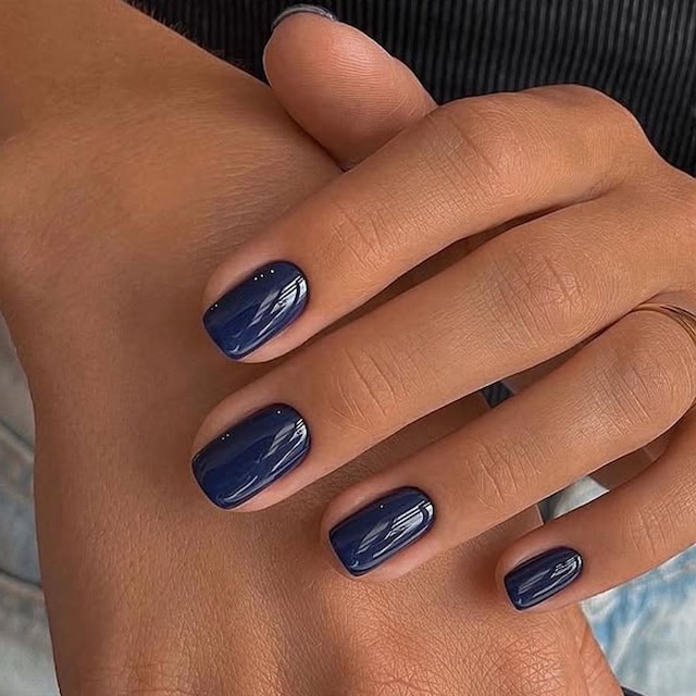 Manicura azul marino